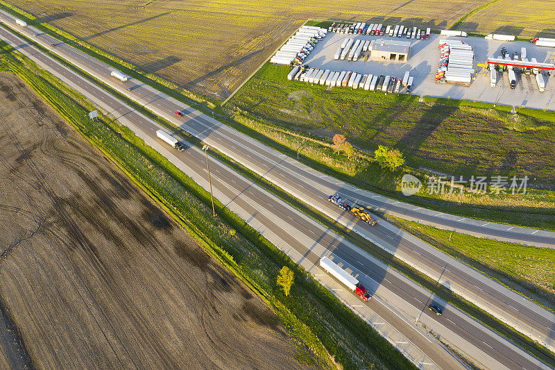 公路和卡车站满半卡车，鸟瞰图，美国