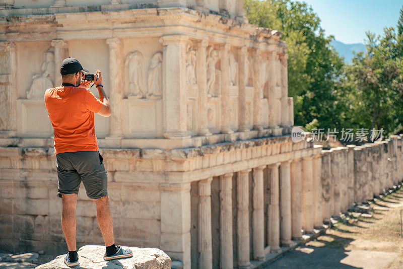 摄影师在阿佛洛狄西斯古城拍照