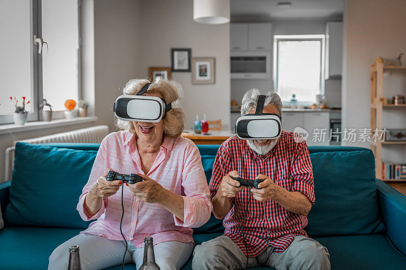 成熟的情侣玩虚拟现实游戏。虚拟现实模拟器。