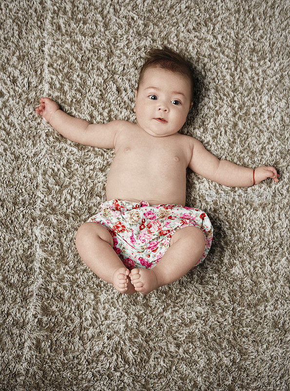 多么可爱的小婴儿躺在地毯上