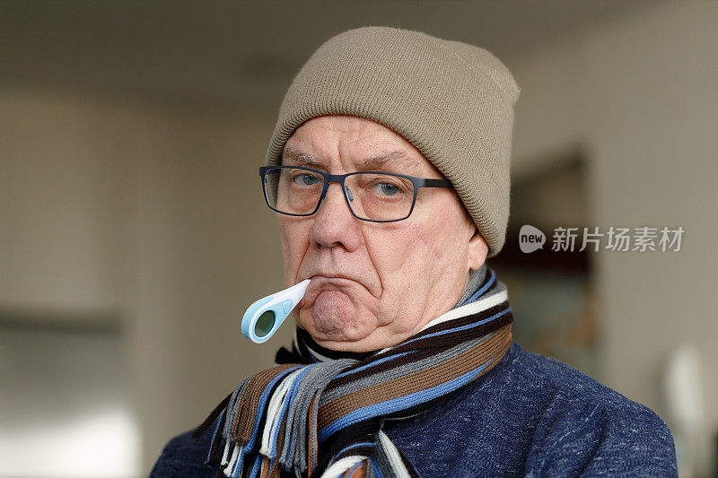 一个不开心的老人，嘴里叼着一个电子温度计。
