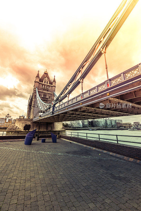英国伦敦塔桥下的长凳