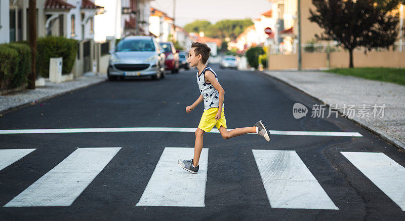 小男孩跑过马路