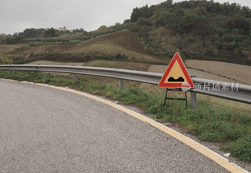 警告-前方道路颠簸