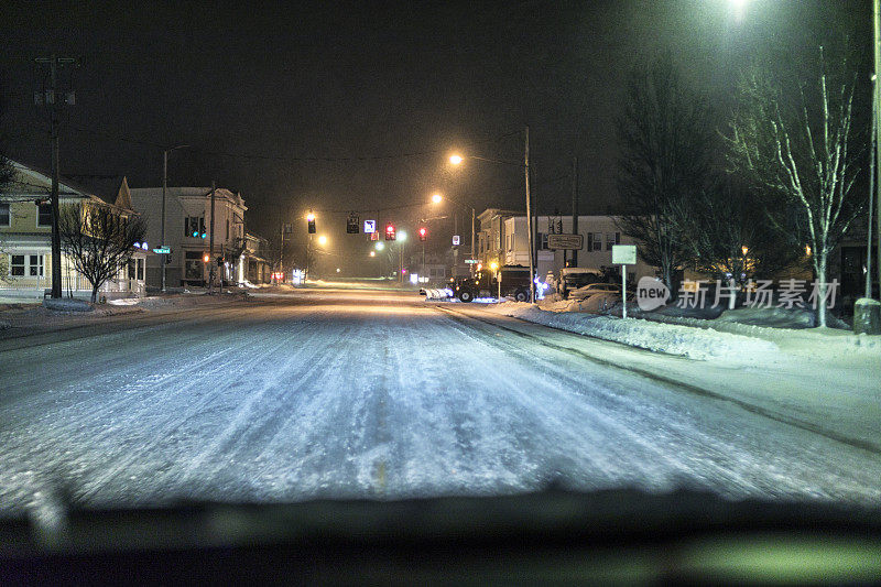 乡村中心的夜间扫雪车