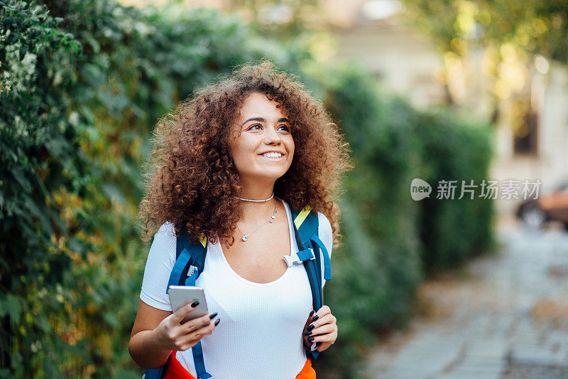 新城里的年轻成年女子