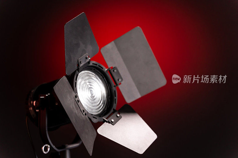 LED舞台灯与保护百叶窗和菲涅尔镜头在黑色和红色的背景
