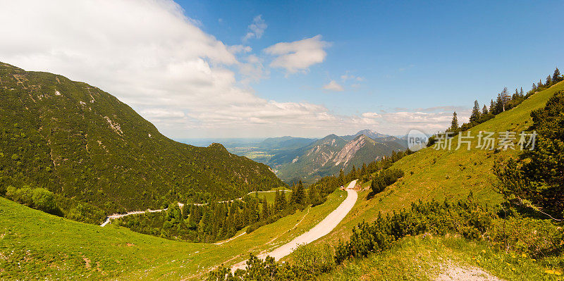 在巴伐利亚阿尔卑斯的赫尔佐格斯塔德山徒步旅行路线的全景