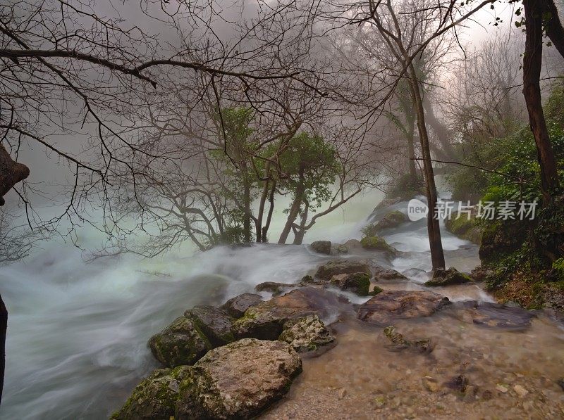 溪与雾:河岸的神秘