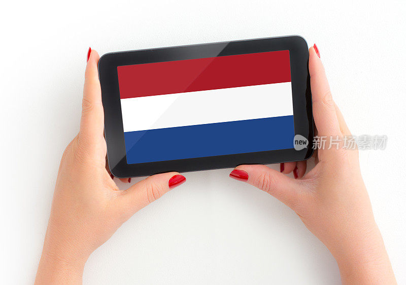 荷兰国旗在数字平板电脑在成熟女性的手与个人观点