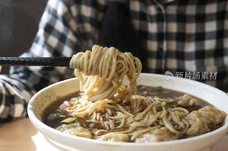 在餐馆吃中国面条