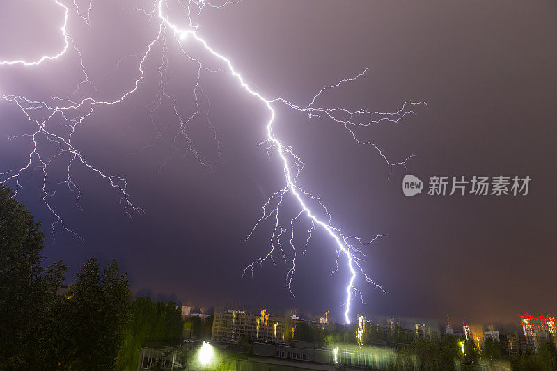 天空乌云密布，雷电交加。