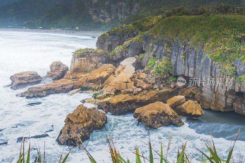 这是新西兰南岛Punakaiki地区的薄煎饼岩。