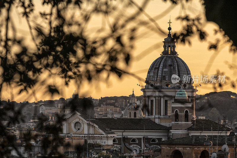 日落时的罗马城市景观，穹顶和天际线:意大利最好的