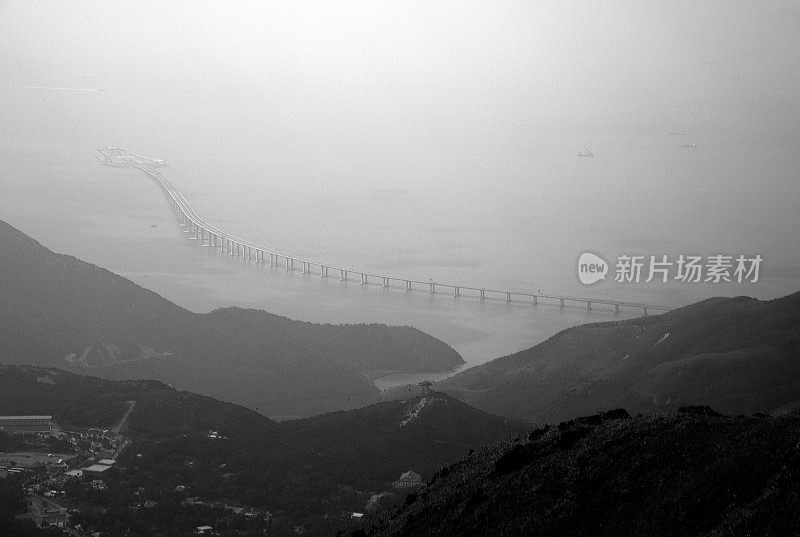 从大屿山眺望港珠澳大桥