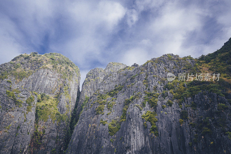 泰国皮皮群岛的石灰岩山脉