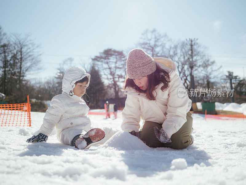 妈妈和儿子在日本玩雪。