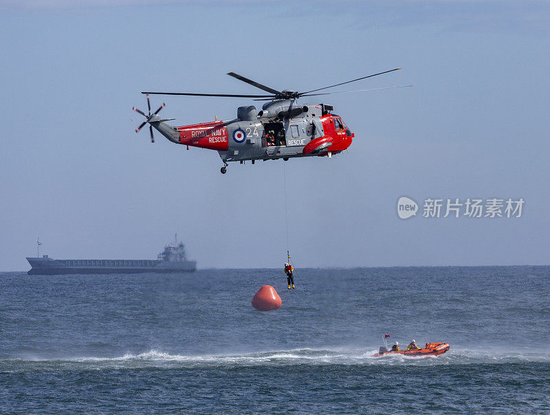 英国皇家海军一架直升机和RNLI近海救援船参与海上救援