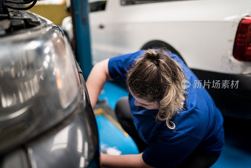 机修工女人整理汽车在汽车修理厂