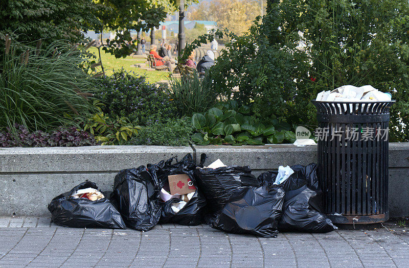 斯坦利公园前装满垃圾的垃圾桶