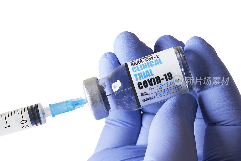 临床试验-疫苗:Covid-19冠状病毒，白色背景上带注射器的小瓶。