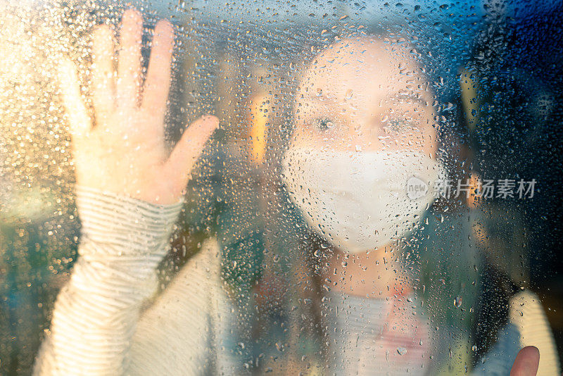 一个下雨天，小女孩在家望着窗外