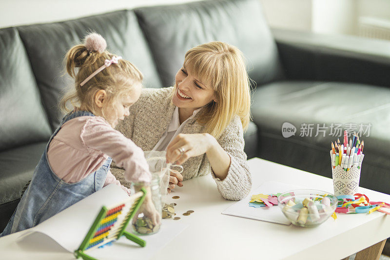 母亲与女儿计划家庭财务