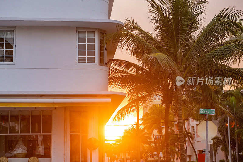装饰艺术南海滩建筑日落在美国佛罗里达州迈阿密