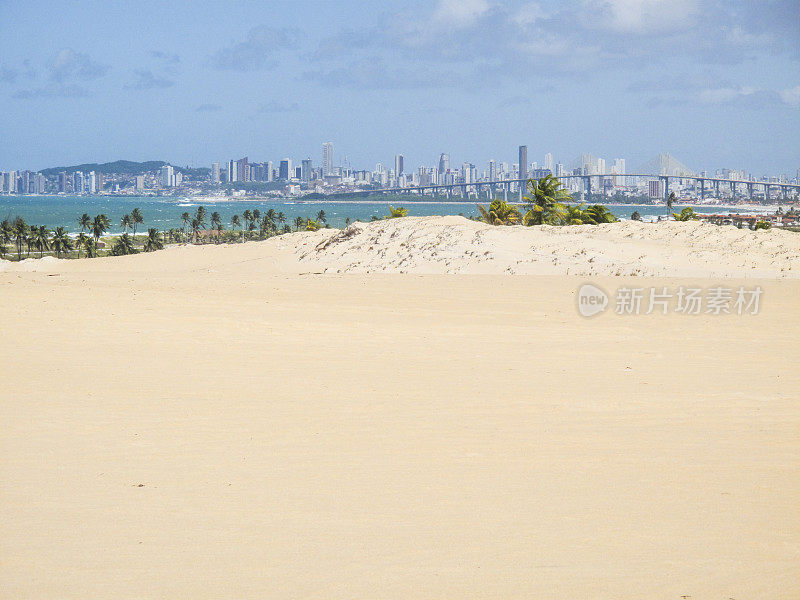 沙丘的Genipabu与纳塔尔市在背景