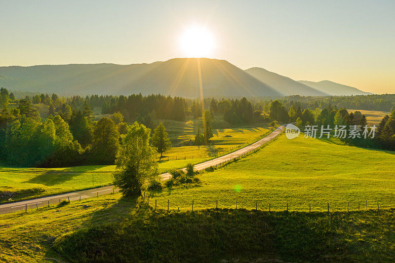 斯洛文尼亚Dolenjska，日出时穿过乡村景观的道路
