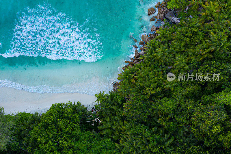 鸟瞰图的和平热带岛屿