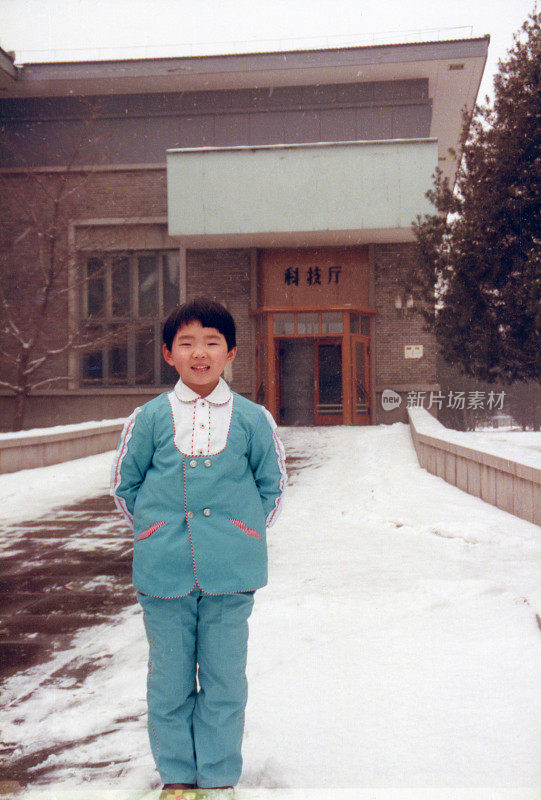 20世纪80年代中国小女孩在雪中的真实生活照片