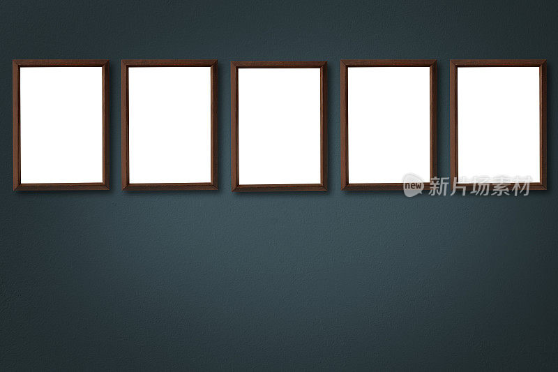 深蓝色的墙上挂着一排空白的木制画框。