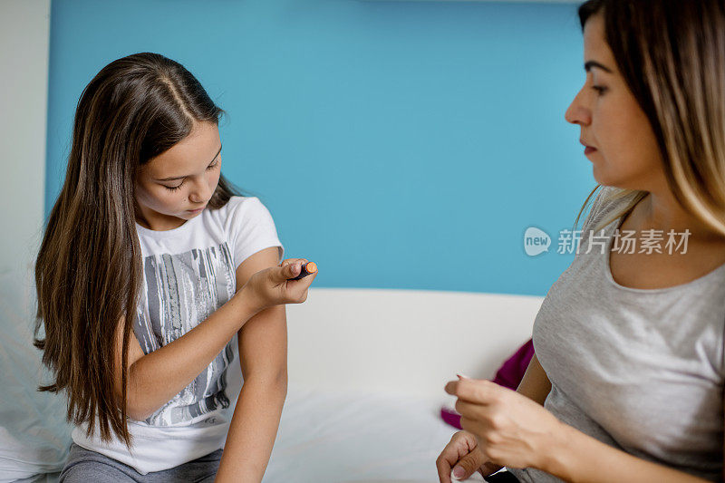 糖尿病女孩在手臂注射胰岛素