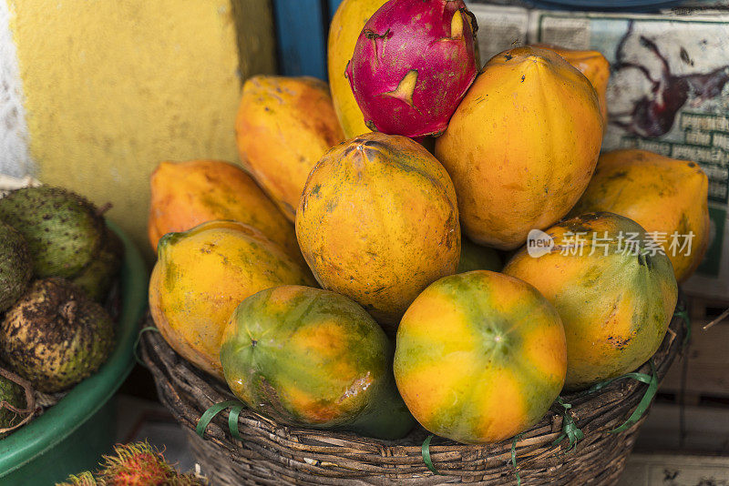 斯里兰卡街头市场上的水果:木瓜
