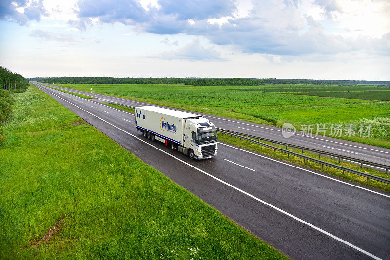 沃尔沃FH卡车«西线»物流运营商与冰箱半挂车沿公路行驶