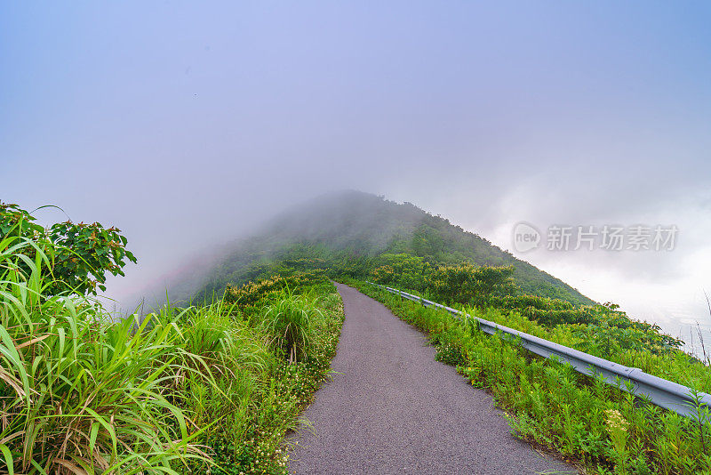 山间的迷雾中有一条小路