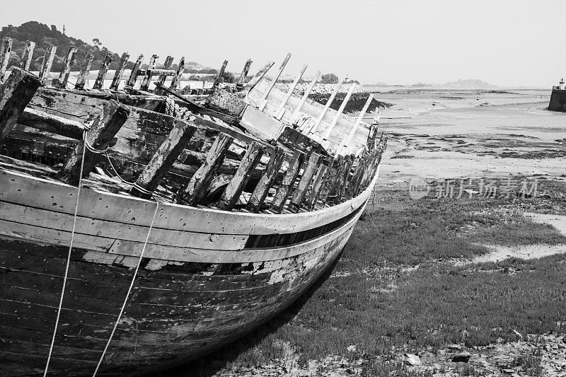 法国布列塔尼的Paimpol港口发生海难