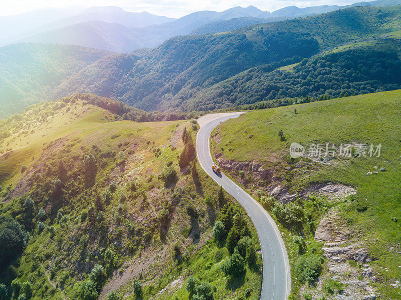 无人机追逐а路边援助山路与美丽的森林