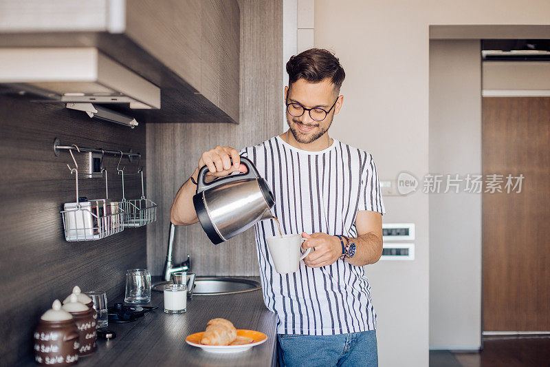 一个年轻人在清晨煮咖啡的肖像