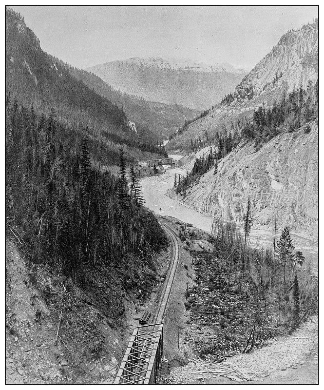 古董黑白照片:踢马河，加拿大太平洋铁路