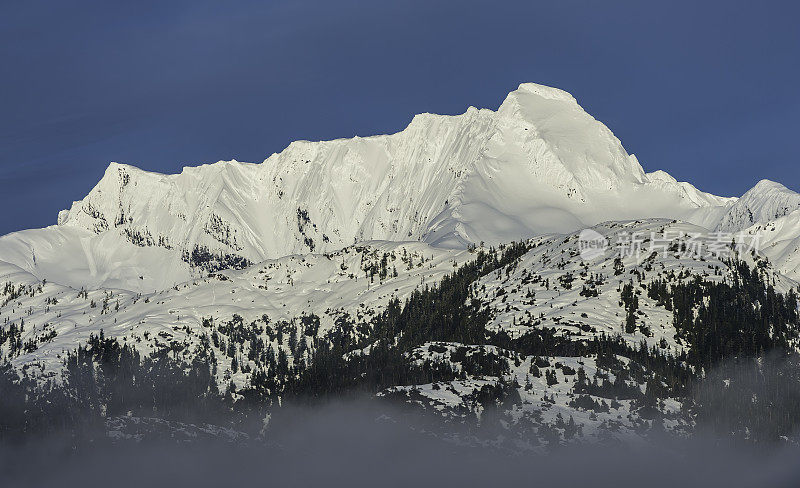 阿拉斯加巴拉诺夫岛的雪山。