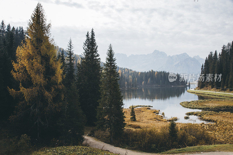 意大利Dolomites的米苏里纳湖的日出