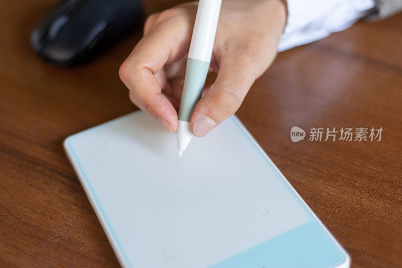一个商人坐在桌边，用手写笔在平板电脑上签名。特写镜头。业务。使用手写板进行电子签名