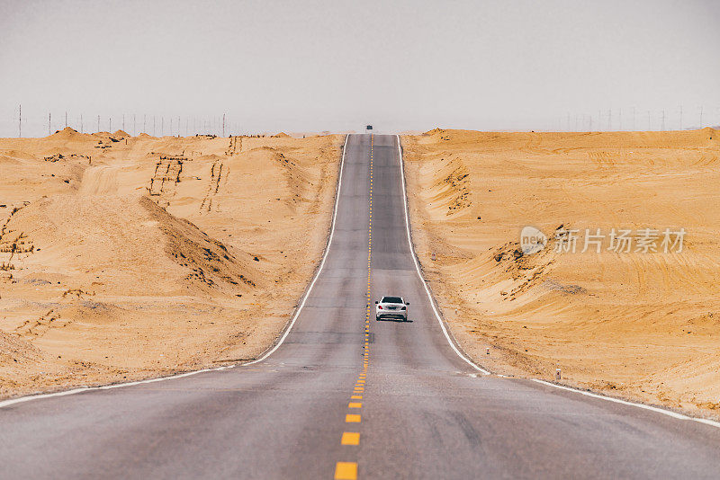 戈壁沙漠上的路