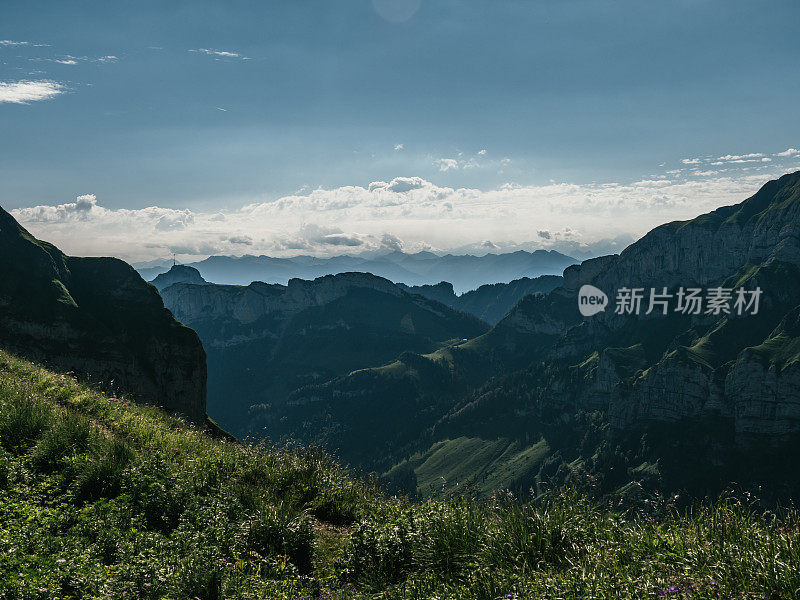 阿彭策尔的山峰，阳光明媚