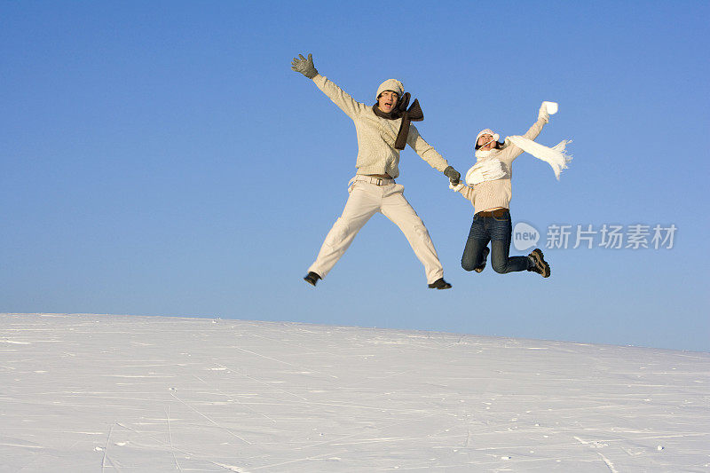 雪地上玩耍的年轻情侣