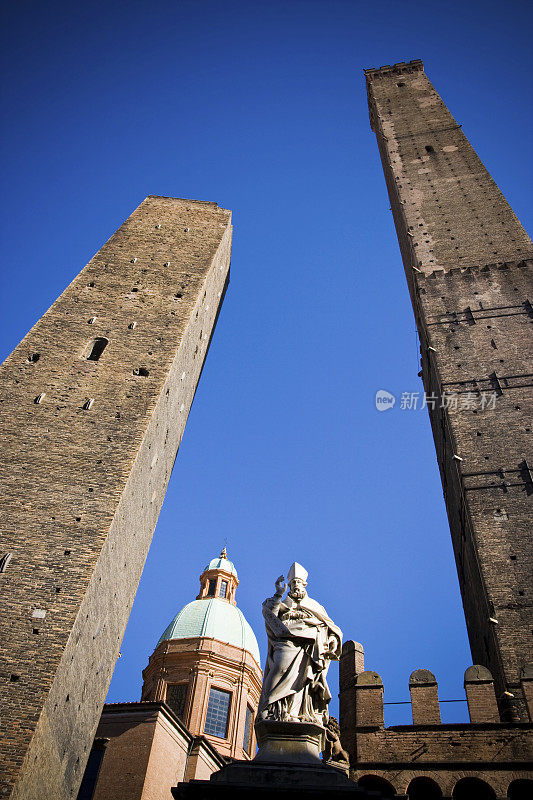 博洛尼亚的两座塔映衬着湛蓝的天空