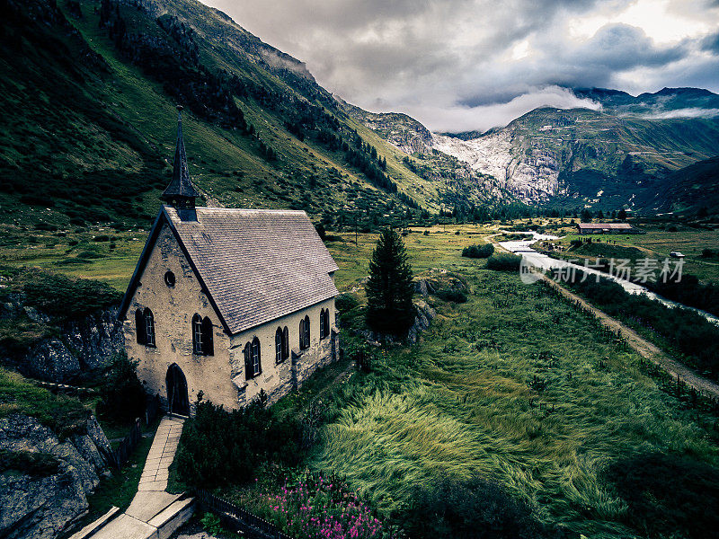 带小教堂的山地景观