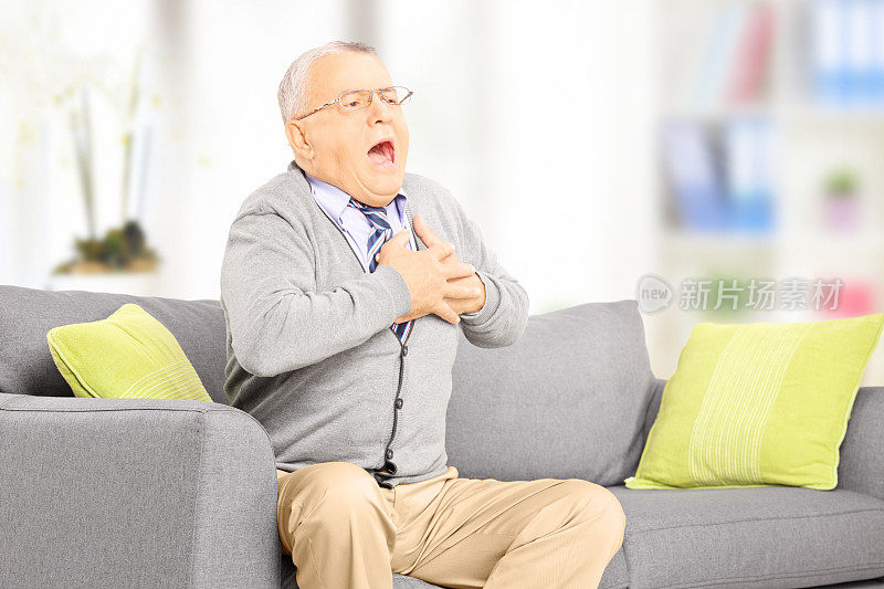 一个老人在家心脏病发作了